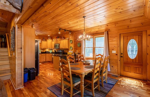 Boone Cabin | Windswept Vistas -Pet Friendly, 5-min from ASU, Hot Tub, Views