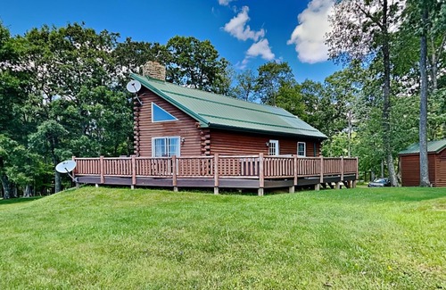 Crellin House | Windy Acres | Dog Friendly + Hot Tub & Great Views!