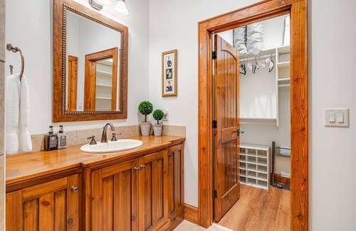 Sapphire Cabin | Windy Hill Lodge, A LUXURIOUS ESTATE