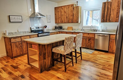 Todd Ski Chalet | Windy Mtn Dreams-Open for Bookings! Pool Table, EV Car Charger
