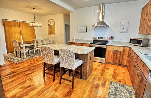 Todd Ski Chalet | Windy Mtn Dreams-Open for Bookings! Pool Table, EV Car Charger