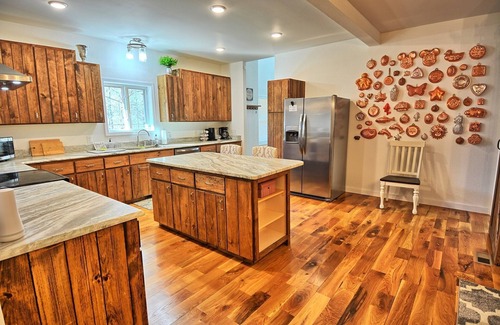 Todd Ski Chalet | Windy Mtn Dreams-Open for Bookings! Pool Table, EV Car Charger