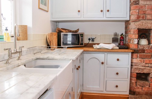 Eaton Mascott Cottage | WINDY MUNDY FARM, pet friendly, luxury holiday cottage in Shrewsbury