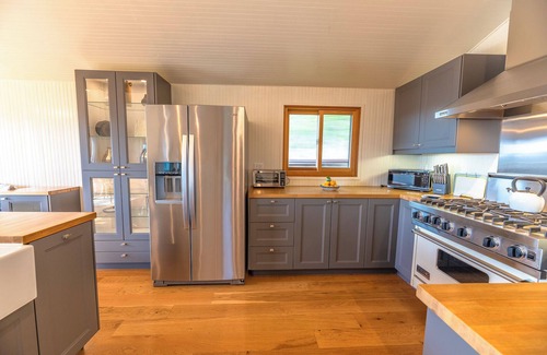 Old Town House | WindyHideaway:NEW & Inspiring Retreat!Coastal Family Fun in Bodega Bay! GmRm