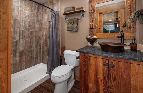 Dundee Condo | Wine and Country Vibes Throughout, Open Layout, Vaulted Ceilings, Sweet Media Setup, 5 Min 2 Newberg