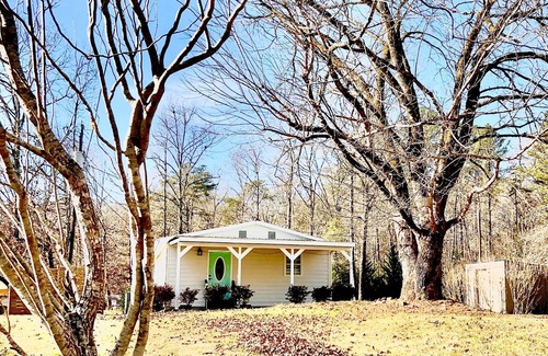 Dahlonega Cottage | Wine and Wedding Mountain Getaway at Arborview - 5 minutes from Downtown