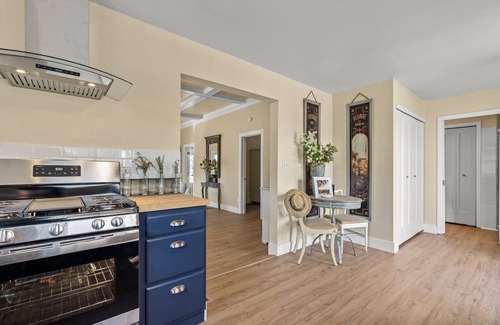 Healdsburg Cottage | Wine Country Cottage sleeps 4, Healdsburg, Spa