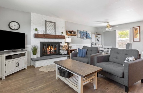 Prosser House | Wine Country: Dual living rooms, Close to downtown, Great views