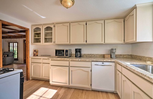 Shenandoah Valley House | Wine Country Escape w/Hot Tub in River Pines!