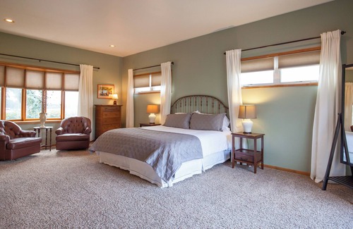 Dayton Other | Wine Country Farmhouse with Gourmet Kitchen. Perfect for Large Groups.