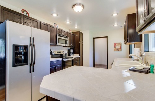 Dundee House | Wine country home with game room & valley view - dog-friendly