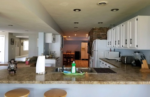 Auburn House | WINE COUNTRY modern Lake House , 6 bedrooms , sleeps 20
