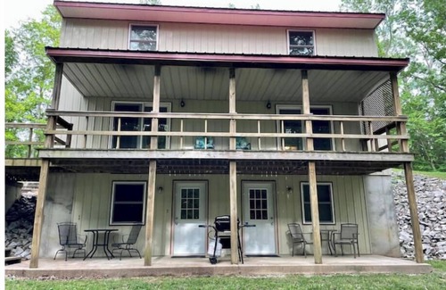Cobden House | Wine Country Suite B - Hike, Bike, Canoe & Winenn