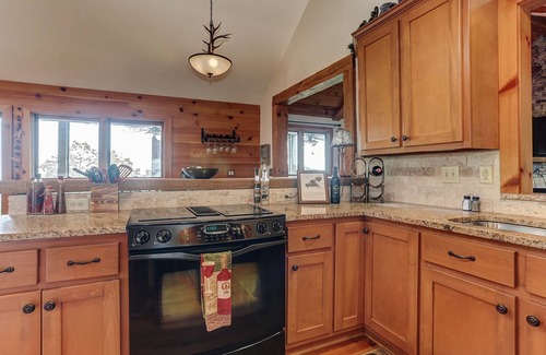 Big Canoe House | Wine Down Cottage - Mountain Views, Sip Wine Fireside, Watch Netflix & Play Golf