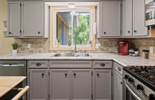 Fennville House | Wine Down Cottage - Near Wineries, Large Backyard