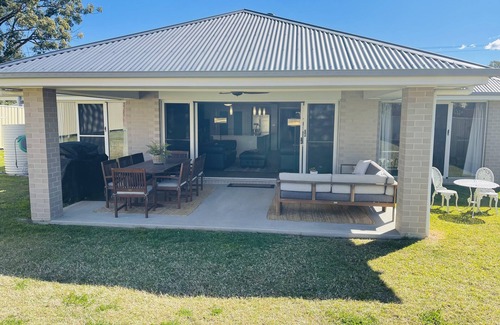 Cessnock House | Wine Down Manor - Large and Stunning 5 Bedroom Home in the Hunter Valley