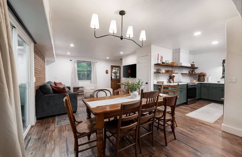 Johnson City House | Wine Trail Retreat w/Fire Pit, Grill, Walk to JC Lights