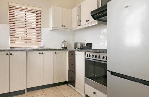 Stellenbosch Cabin | Winelands Golf Lodges 10