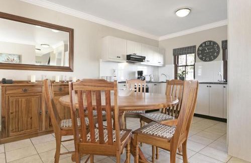 Stellenbosch Cabin | Winelands Golf Lodges 11