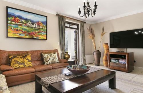 Stellenbosch Cabin | Winelands Golf Lodges 14