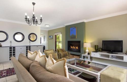 Stellenbosch Cabin | Winelands Golf Lodges 16
