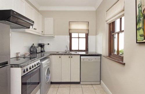 Stellenbosch Cabin | Winelands Golf Lodges 16