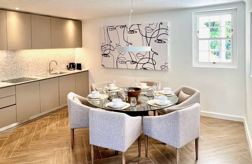 Franschhoek House | winelands living - sauna, pool, walking distance to town center