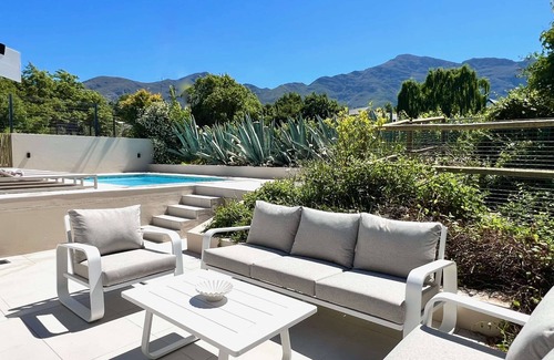 Franschhoek House | winelands living - sauna, pool, walking distance to town center