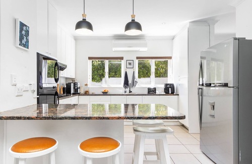 Raithby House | Winelands Villa - Three Bedroom House, Sleeps 6