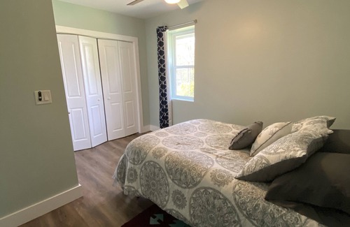Hendersonville House | Wineries Mountain Studio Getaway!