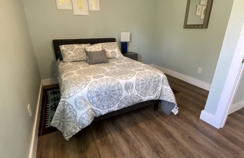 Hendersonville House | Wineries Mountain Studio Getaway!
