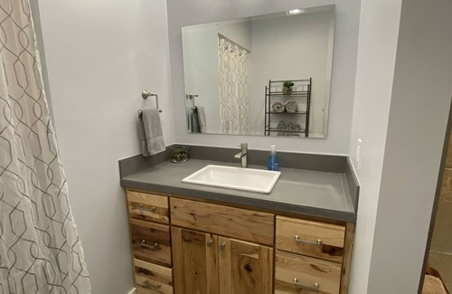 Hendersonville House | Wineries Mountain Studio Getaway!