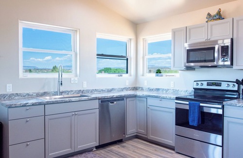 Cornville House | Winery Ranch Bungalow, Romantic Getaway with Private Hot Tub!