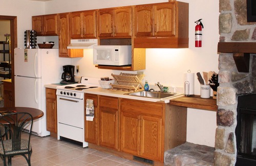 Makanda Cabin | Winetrail Cabin - Giant City SP, SIU, Cedar Lake, & Shawnee Forest minutes away!