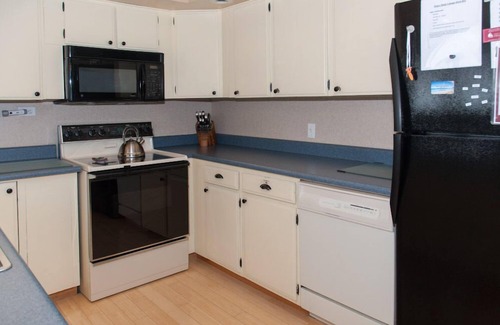Dresden Cottage | Winey Duck Cottage:" Pet Friendly Contemporary w/Hot Tub on Seneca Wine Trail