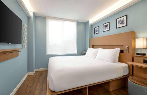 Mott Haven Hotel | Wingate by Wyndham Bronx Haven Park