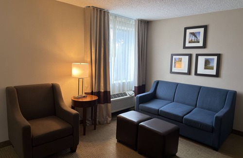 Utica Hotel | Wingate by Wyndham Utica