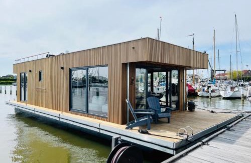 Monnickendam Boat Rental | Winter at Surla Houseboat "De Albatros" in Monnickendam