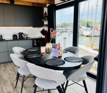 Monnickendam Boat Rental | Winter at Surla Houseboat "De Albatros" in Monnickendam