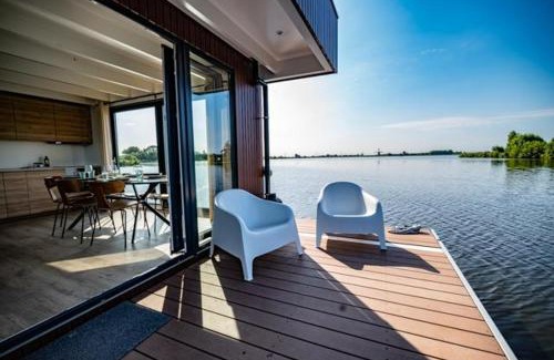 Monnickendam Boat Rental | Winter at Surla Houseboat Splendid at Marina Monnickendam