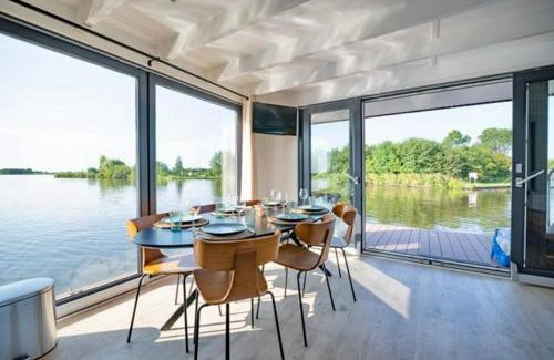 Monnickendam Boat Rental | Winter at Surla Houseboat Splendid at Marina Monnickendam