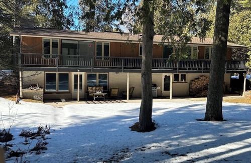 Two Rivers House | Winter escape/hiking/Ice Age Trail/Lake Michigan private beach/balcony/games