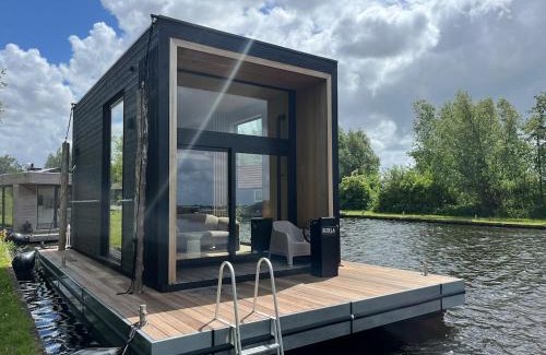 Monnickendam Boat Rental | Winter Getaway Houseboat Stay Romantic