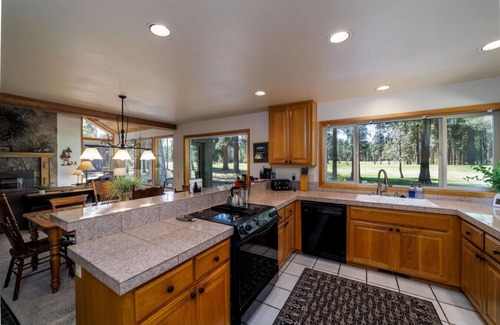 Black Butte Ranch House | Winter Haven | Hot Tub Fireplace Golf Course Views