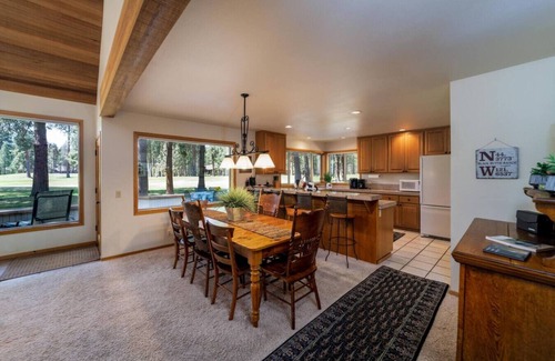 Black Butte Ranch House | Winter Haven | Hot Tub Fireplace Golf Course Views