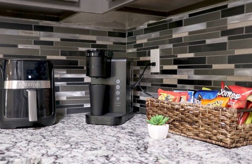 Riverpark West Apartment | Winter Modern Stay: Family & Corporate Friendly