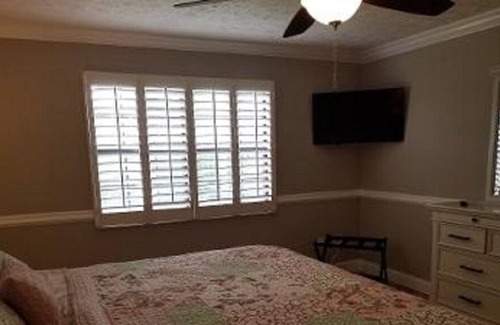 Dandridge House | Winter Rates! Serenity Ridge - cozy two bedroom lakefront home. Pet-Friendly