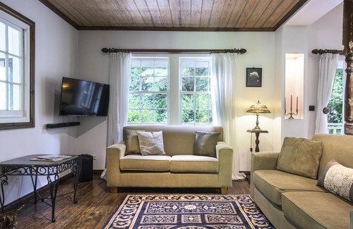 Olinda House | Winter Rose - Gorgeous historic house within 3 acres of gardens which exudes the comfort and peace of yesteryear.