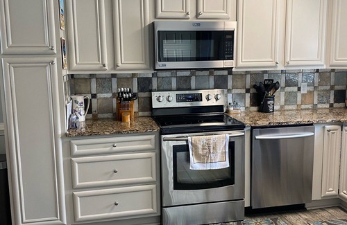 Miramar Beach House | WINTER SPECIALS, 5 MIN 2 BCH, 2 KING SUITES, 2.5 BATH, POOL, 2 free spots park