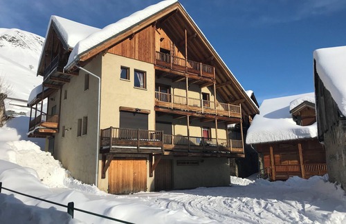 Saint-Sorlin-d'Arves Apartment | Winter/summer resort apartment for 6 people 55m² with fireplace and private garage